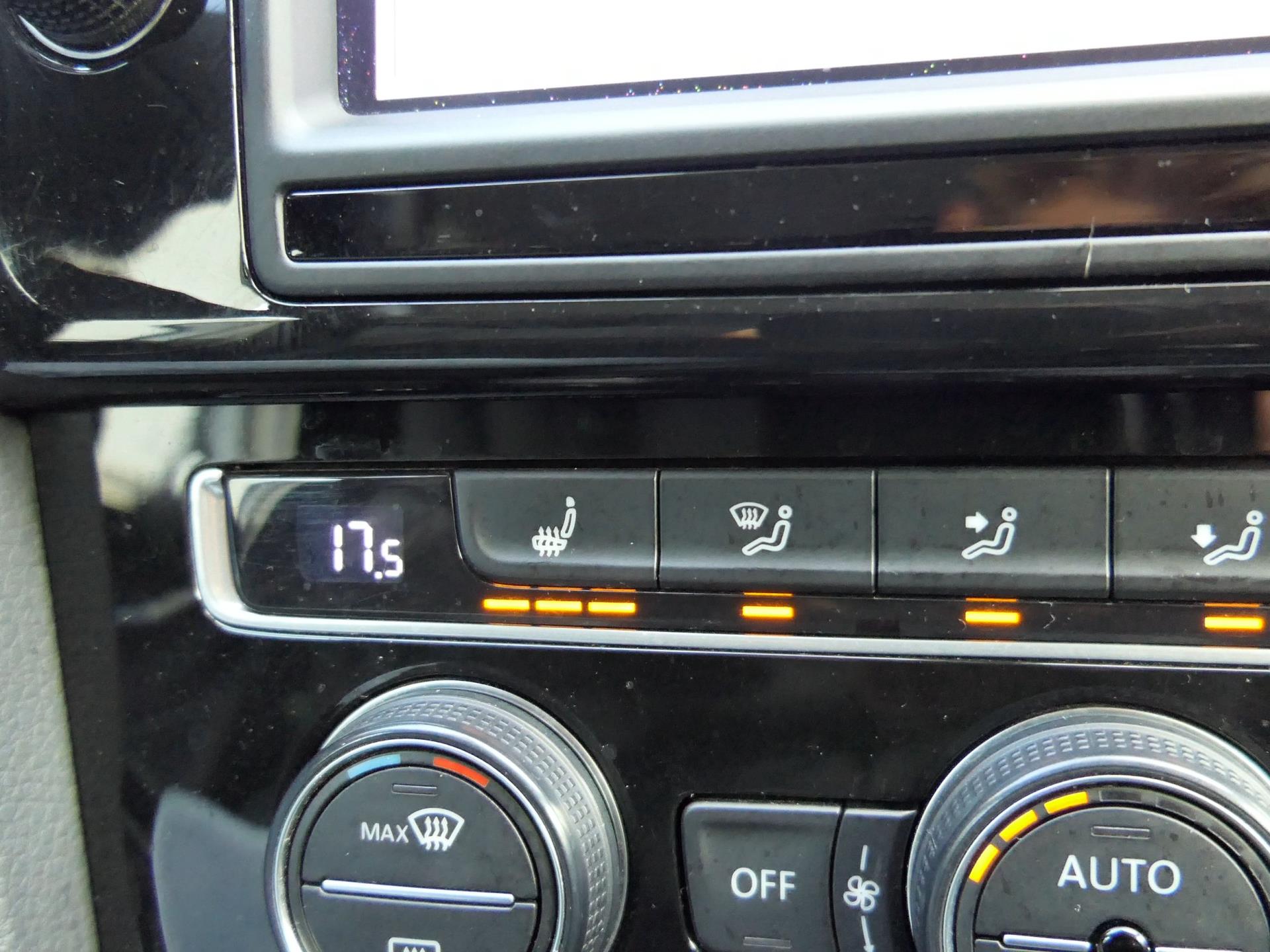 Volkswagen Golf Variant 1.4 TSI Highline 122PK | Xenon | Half leder/stof | Stoelverwarming 47546461-10.jpg | Autobedrijf van Wierick