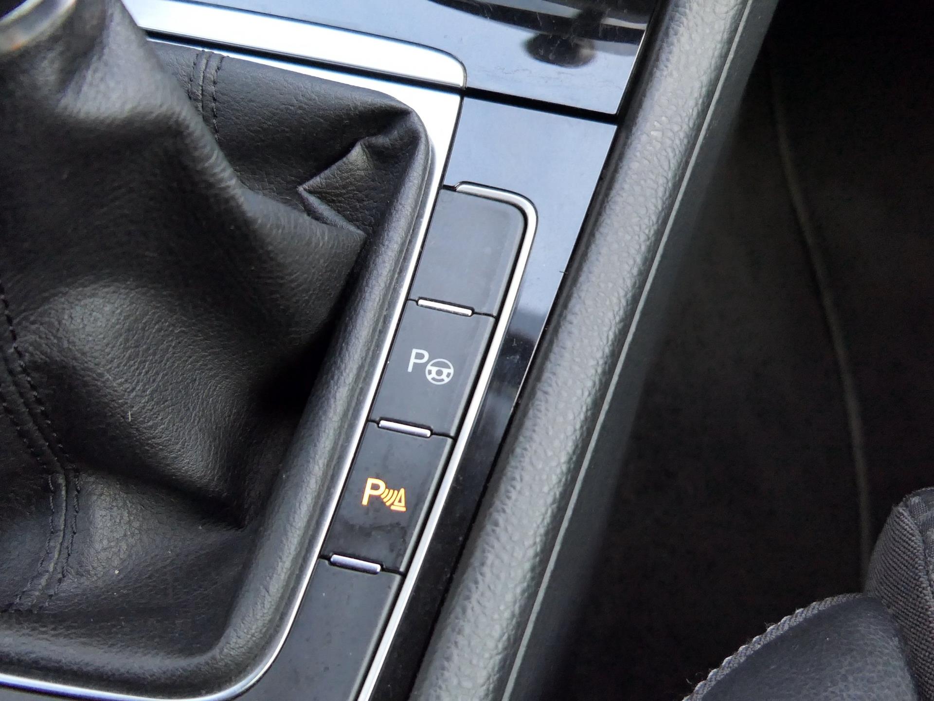 Volkswagen Golf Variant 1.4 TSI Highline 122PK | Xenon | Half leder/stof | Stoelverwarming 47546461-16.jpg | Autobedrijf van Wierick