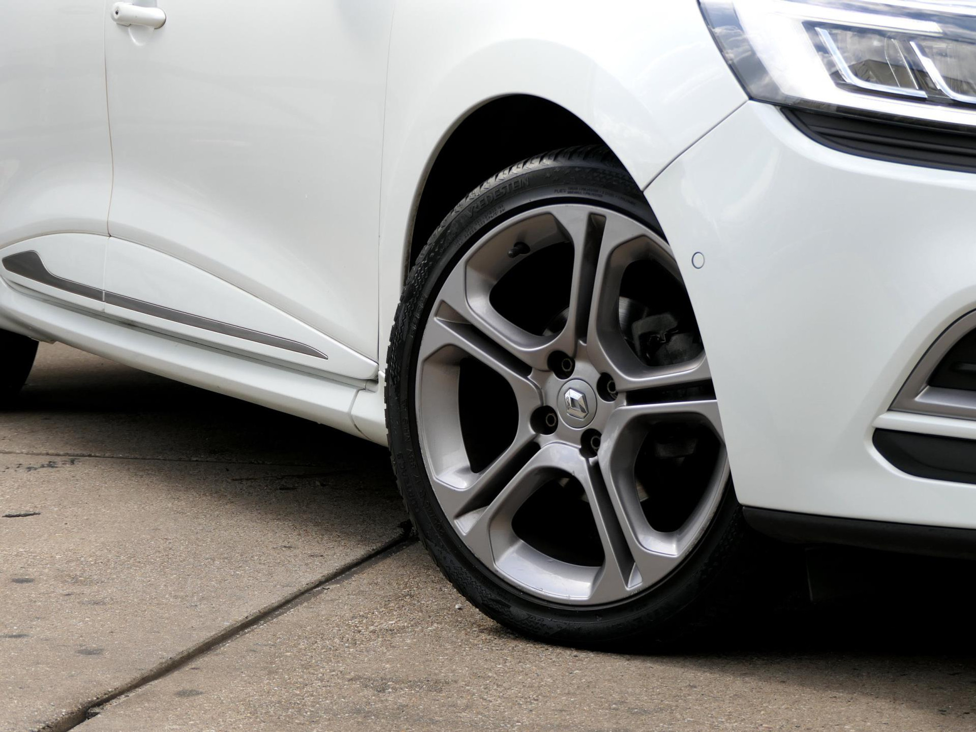 Renault Clio Estate 1.2 TCe 118PK GT-Line | Leer | LED | Camera | Keyless | Climate Control 47572135-4.jpg | Autobedrijf van Wierick