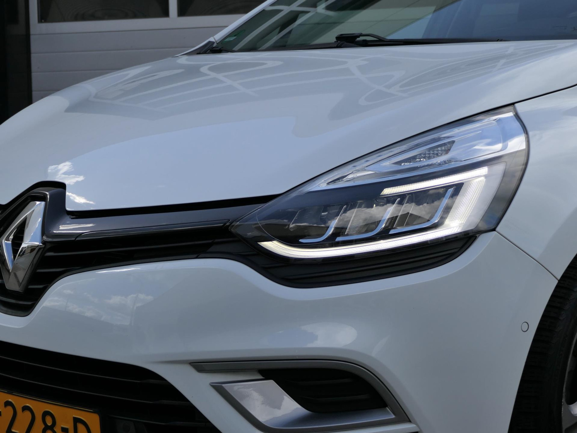 Renault Clio Estate 1.2 TCe 118PK GT-Line | Leer | LED | Camera | Keyless | Climate Control 47572135-5.jpg | Autobedrijf van Wierick