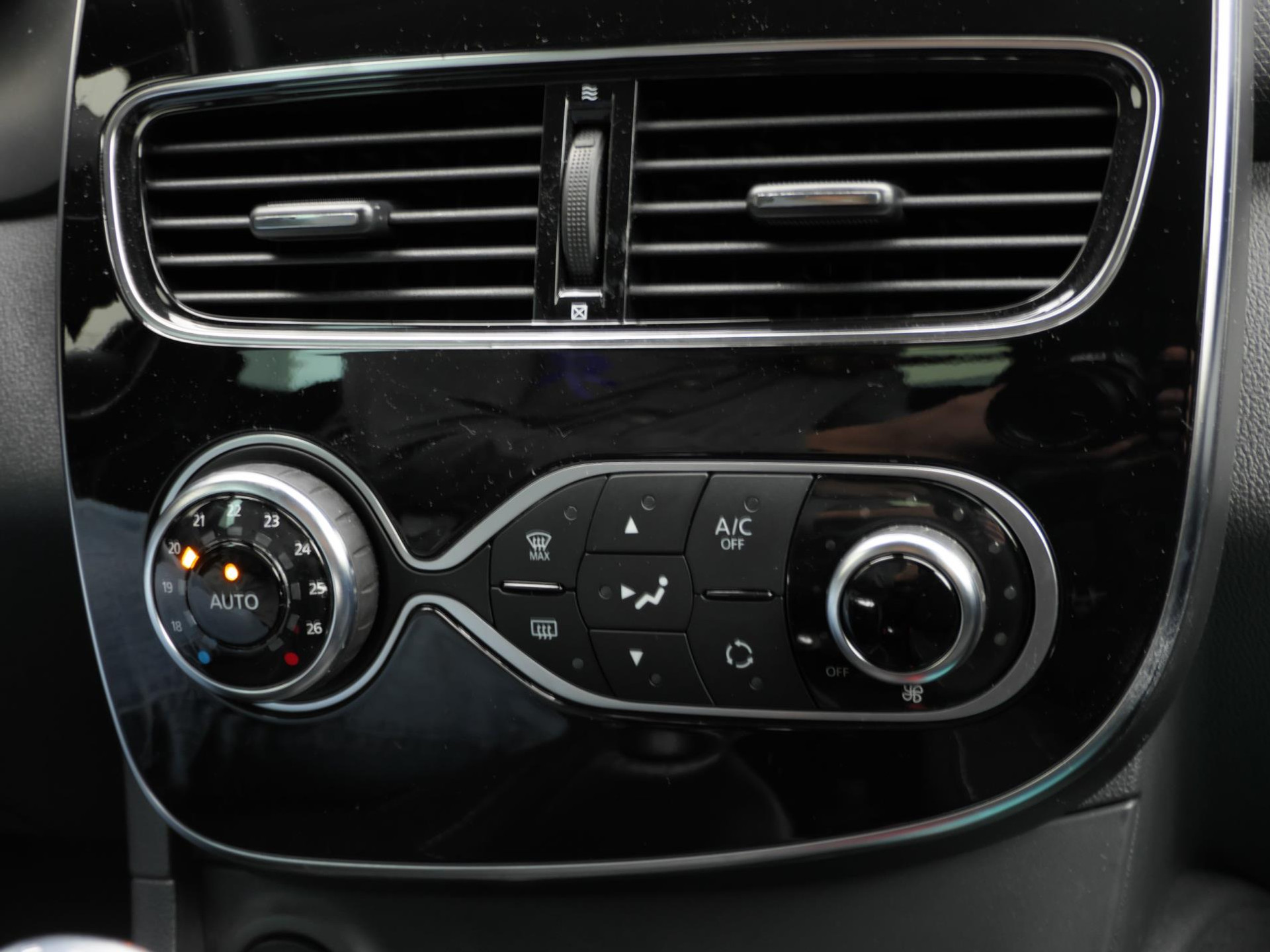Renault Clio 0.9 TCe Limited | Cruise | Navi | 17 Inch | Nette Staat 48127056-11.jpg | Autobedrijf van Wierick