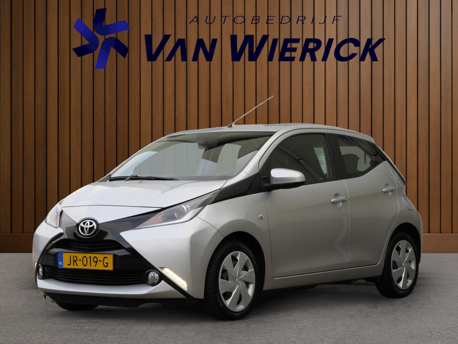 Toyota Aygo 1.0 VVT-i x-play | Camera | Airco | 5-Deurs 48476203-0.jpg | Autobedrijf van Wierick